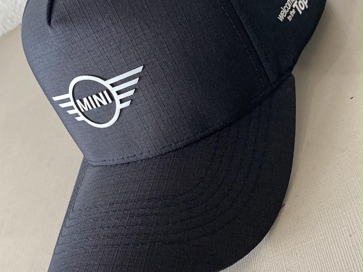 Boné personalizado com acabamento premium